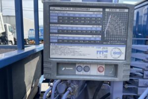 サムネイル: 平成19年　デュトロ２トン４段クレーンロングラジコン　フックイン　走行３万キロ！！