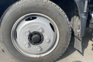 サムネイル: 平成19年　デュトロ２トン４段クレーンロングラジコン　フックイン　走行３万キロ！！