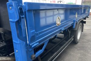 サムネイル: 平成19年　デュトロ２トン４段クレーンロングラジコン フックイン 塗装済み