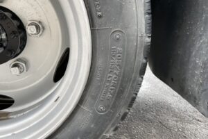 サムネイル: 平成19年　デュトロ２トン４段クレーンロングラジコン フックイン 塗装済み