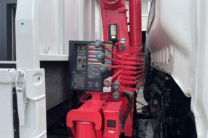 サムネイル: 平成20年　デュトロ3.5トン5段クレーンワイドロング ラジコン 荷台・クレーン・下廻り塗装済み