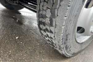 サムネイル: 平成20年　デュトロ3.5トン5段クレーンワイドロング ラジコン 荷台・クレーン・下廻り塗装済み