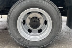 サムネイル: 平成20年　デュトロ3.5トン5段クレーンワイドロング ラジコン 荷台・クレーン・下廻り塗装済み