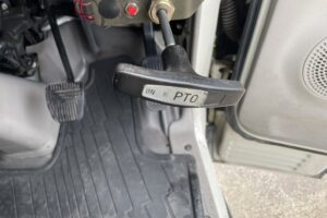 サムネイル: 平成20年　デュトロ3.5トン5段クレーンワイドロング ラジコン 荷台・クレーン・下廻り塗装済み