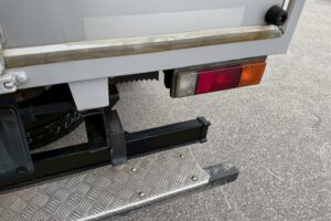 サムネイル: 平成28年　キャンター　1.9トン　アルミバン　4ＷＤ！