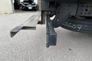 サムネイル: 平成28年　キャンター　1.9トン　アルミバン　4ＷＤ！