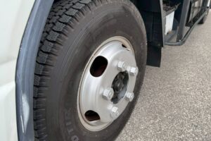 サムネイル: 平成28年　キャンター　1.9トン　アルミバン　4ＷＤ！