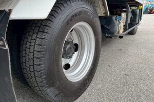 サムネイル: 平成28年　キャンター　1.9トン　アルミバン　4ＷＤ！