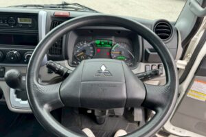 サムネイル: 平成28年　キャンター　1.9トン　アルミバン　4ＷＤ！