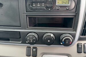 サムネイル: 平成28年　キャンター　1.9トン　アルミバン　4ＷＤ！