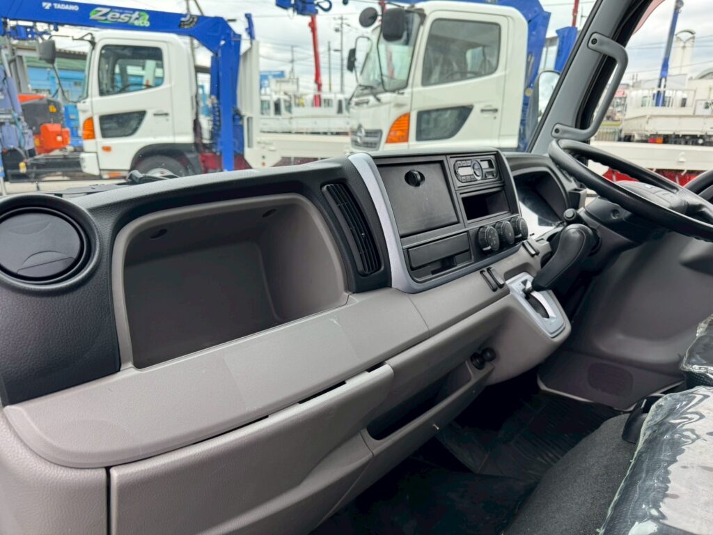 平成28年　キャンター　1.9トン　アルミバン　4ＷＤ！