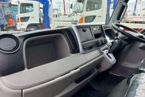 サムネイル: 平成28年　キャンター　1.9トン　アルミバン　4ＷＤ！