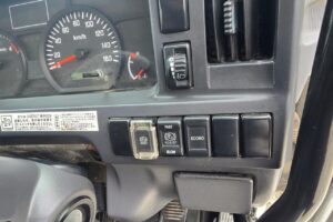 サムネイル: 平成29年　いすゞ　エルフ　２トンダンプ　３方開き・4WD(小型貨物・4ナンバー）（車検1年付）