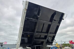 サムネイル: 平成29年　いすゞ　エルフ　２トンダンプ　３方開き・4WD(小型貨物・4ナンバー）（車検1年付）