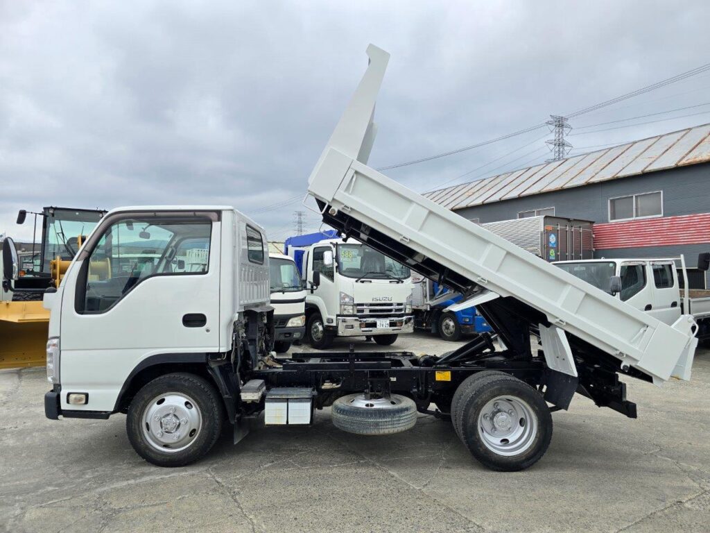 平成29年　いすゞ　エルフ　２トンダンプ　３方開き・4WD(小型貨物・4ナンバー）（車検1年付）