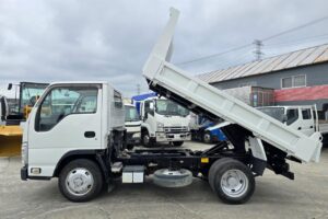 サムネイル: 平成29年　いすゞ　エルフ　２トンダンプ　３方開き・4WD(小型貨物・4ナンバー）（車検1年付）