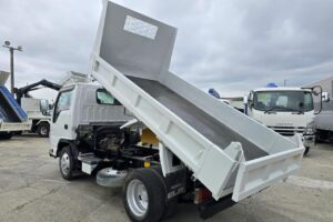 サムネイル: 平成29年　いすゞ　エルフ　２トンダンプ　３方開き・4WD(小型貨物・4ナンバー）（車検1年付）