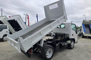 サムネイル: 平成29年　いすゞ　エルフ　２トンダンプ　３方開き・4WD(小型貨物・4ナンバー）（車検1年付）