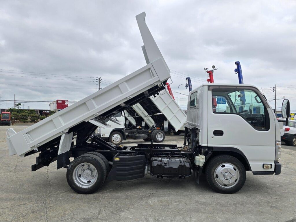 平成29年　いすゞ　エルフ　２トンダンプ　３方開き・4WD(小型貨物・4ナンバー）（車検1年付）