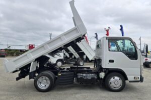 サムネイル: 平成29年　いすゞ　エルフ　２トンダンプ　３方開き・4WD(小型貨物・4ナンバー）（車検1年付）