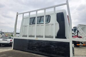 サムネイル: 平成25年　三菱　キャンター　２トン平　ワイドロング　4WD・高床（車検1年付）