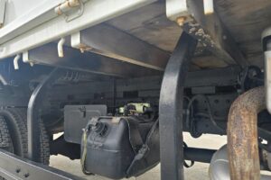 サムネイル: 平成25年　三菱　キャンター　２トン平　ワイドロング　4WD・高床（車検1年付）