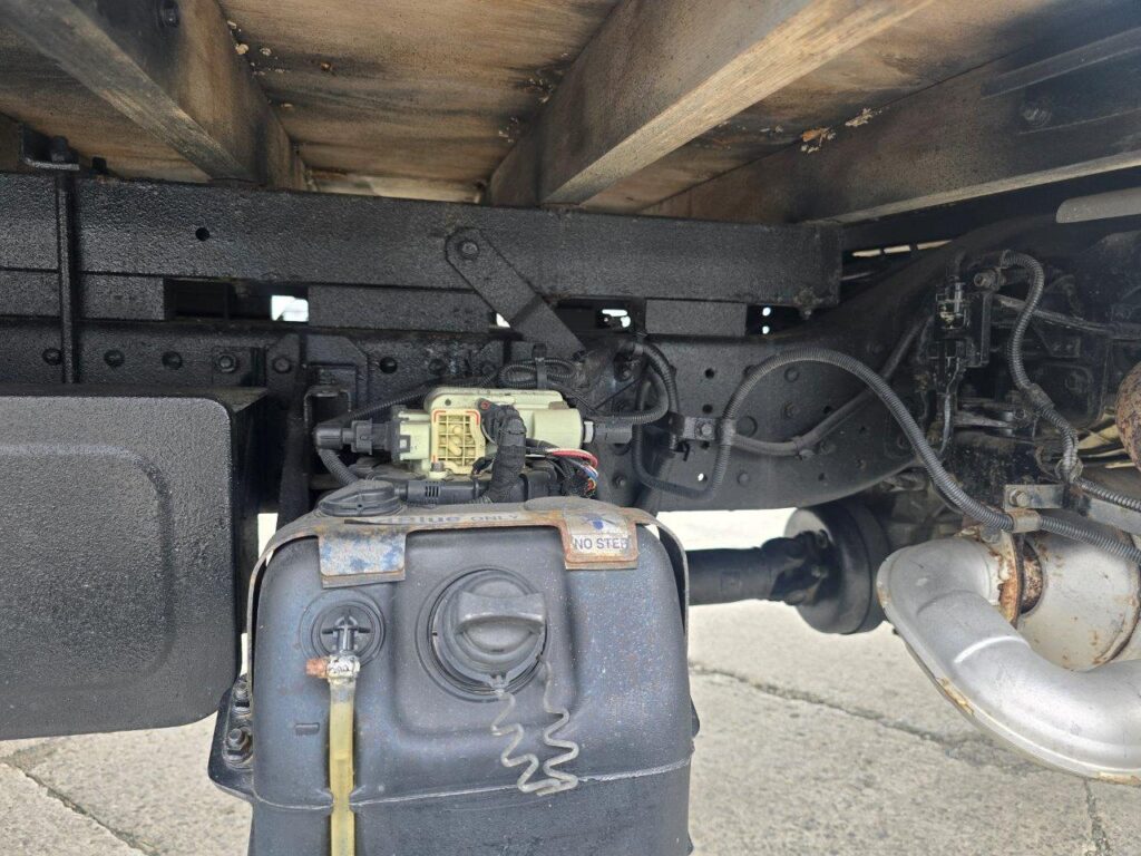 平成25年　三菱　キャンター　２トン平　ワイドロング　4WD・高床（車検1年付）