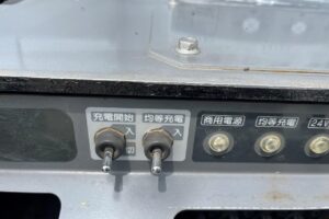 サムネイル: 平成22年　いすゞ　エルフ　15.1ｍ高所作業車　電工仕様・ウィンチ付（車検令和9年2月）