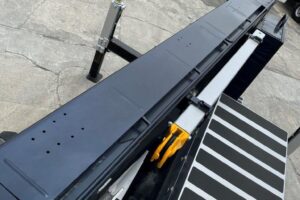 サムネイル: 平成22年　いすゞ　エルフ　15.1ｍ高所作業車　電工仕様・ウィンチ付（車検令和9年2月）