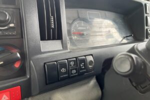 サムネイル: 平成22年　いすゞ　エルフ　15.1ｍ高所作業車　電工仕様・ウィンチ付（車検令和9年2月）