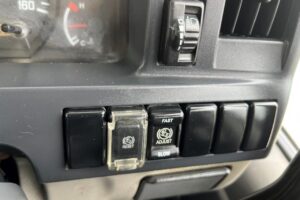 サムネイル: 平成22年　いすゞ　エルフ　15.1ｍ高所作業車　電工仕様・ウィンチ付（車検令和9年2月）