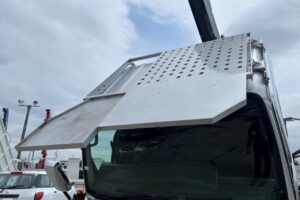サムネイル: 平成22年　いすゞ　エルフ　15.1ｍ高所作業車　電工仕様・ウィンチ付（車検令和9年2月）