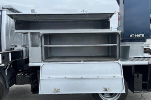 サムネイル: 平成22年　いすゞ　エルフ　15.1ｍ高所作業車　電工仕様・ウィンチ付（車検令和9年2月）