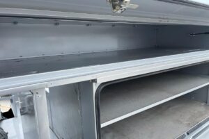 サムネイル: 平成22年　いすゞ　エルフ　15.1ｍ高所作業車　電工仕様・ウィンチ付（車検令和9年2月）