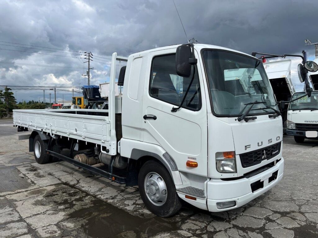 平成29年　三菱　ファイター　４トン平　ナビ・ベッド付（車検1年付）