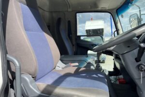 サムネイル: 平成29年　三菱　ファイター　４トン平　ナビ・ベッド付（車検1年付）