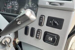 サムネイル: 平成29年　三菱　ファイター　４トン平　ナビ・ベッド付（車検1年付）