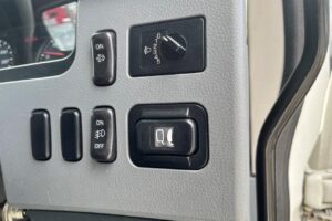 サムネイル: 平成29年　三菱　ファイター　４トン平　ナビ・ベッド付（車検1年付）