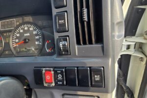 サムネイル: 平成26年　いすゞ　エルフ　1.5トンアルミバン　4WD（車検令和7年11月）