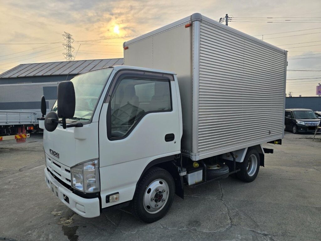 平成26年　いすゞ　エルフ　1.5トンアルミバン　4WD（車検令和7年11月）
