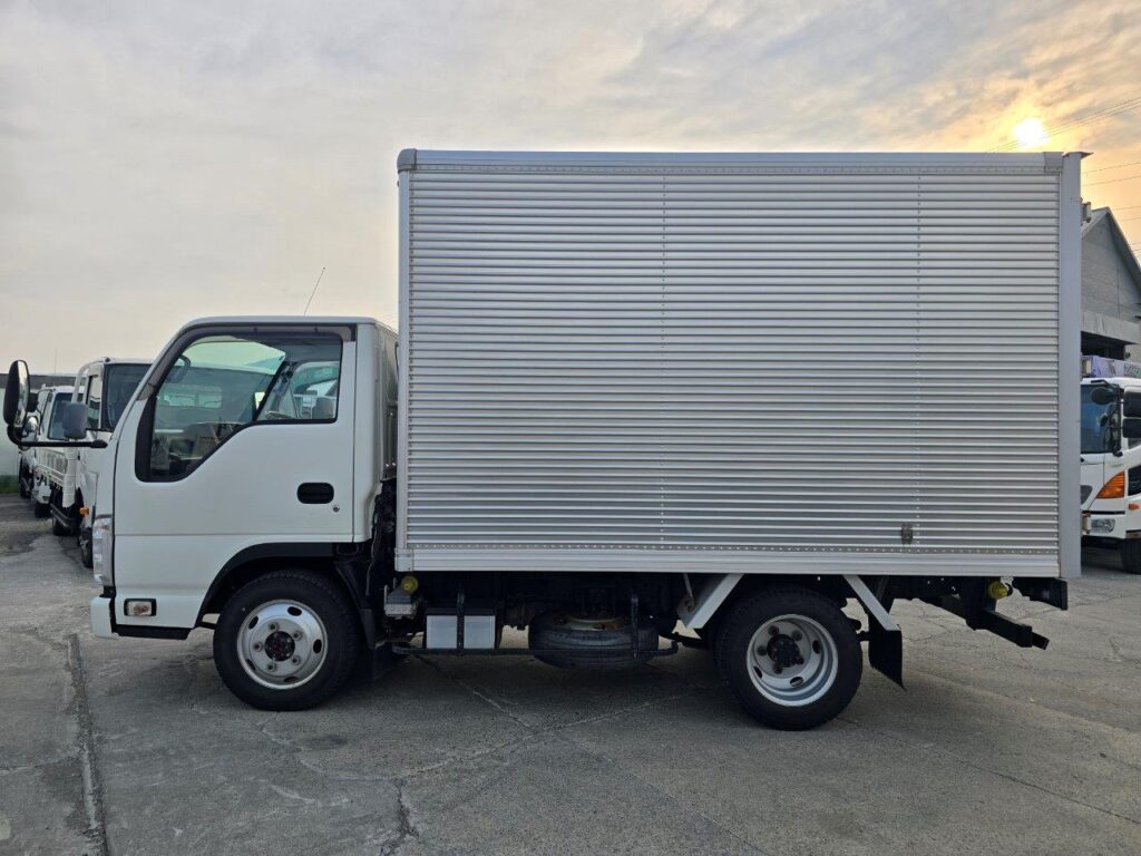 平成26年　いすゞ　エルフ　1.5トンアルミバン　4WD（車検令和7年11月）
