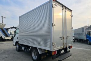 サムネイル: 平成26年　いすゞ　エルフ　1.5トンアルミバン　4WD（車検令和7年11月）