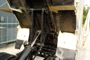 サムネイル: 平成24年　デュトロ 2ｔ深ダンプ 4ＷＤ　★土砂禁★観音開き★荷台内寸304㎝×158㎝×109㎝★車検令和7年11月★