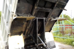 サムネイル: 平成24年　デュトロ 2ｔ深ダンプ 4ＷＤ　★土砂禁★観音開き★荷台内寸304㎝×158㎝×109㎝★車検令和7年11月★