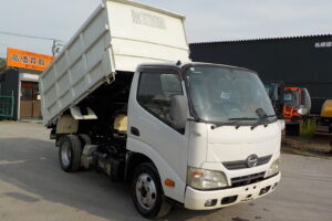 サムネイル: 平成24年　デュトロ 2ｔ深ダンプ 4ＷＤ　★土砂禁★観音開き★荷台内寸304㎝×158㎝×109㎝★車検令和7年11月★