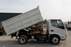 サムネイル: 平成24年　デュトロ 2ｔ深ダンプ 4ＷＤ　★土砂禁★観音開き★荷台内寸304㎝×158㎝×109㎝★車検令和7年11月★