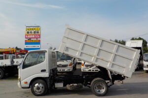 サムネイル: 平成24年　デュトロ 2ｔ深ダンプ 4ＷＤ　★土砂禁★観音開き★荷台内寸304㎝×158㎝×109㎝★車検令和7年11月★