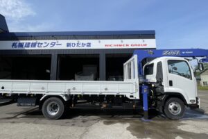 サムネイル: 平成25年　いすゞフォワード４トン５段クレーンロング 差し違いアウトリガー ラジコン