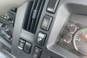 サムネイル: 平成25年　いすゞフォワード４トン５段クレーンロング 差し違いアウトリガー ラジコン