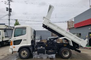 サムネイル: 平成25年　日野　レンジャー　４トンダンプ　電動コボレーン付・荷台塗装済！（車検令和7年10月）